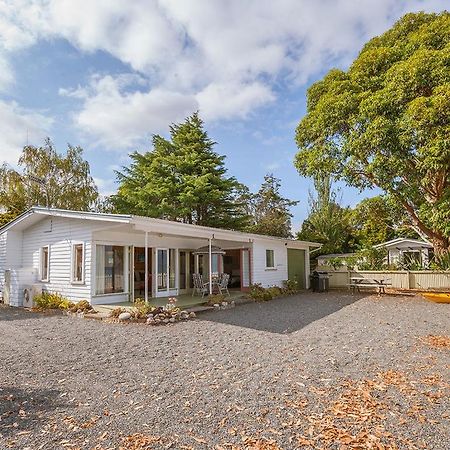 Lake Edge Cottage - Waitahanui Holiday Home ภายนอก รูปภาพ