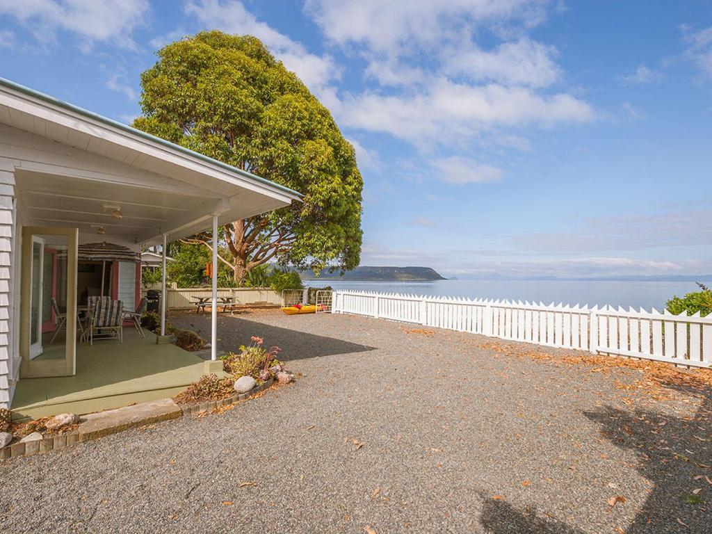 Lake Edge Cottage - Waitahanui Holiday Home ภายนอก รูปภาพ