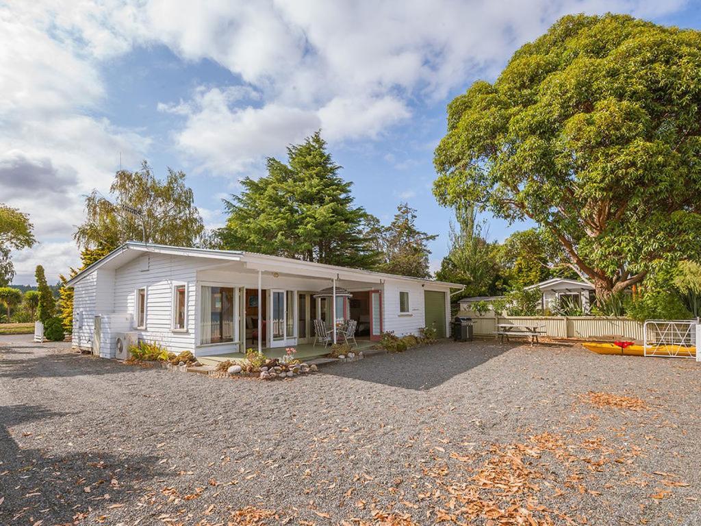 Lake Edge Cottage - Waitahanui Holiday Home ภายนอก รูปภาพ