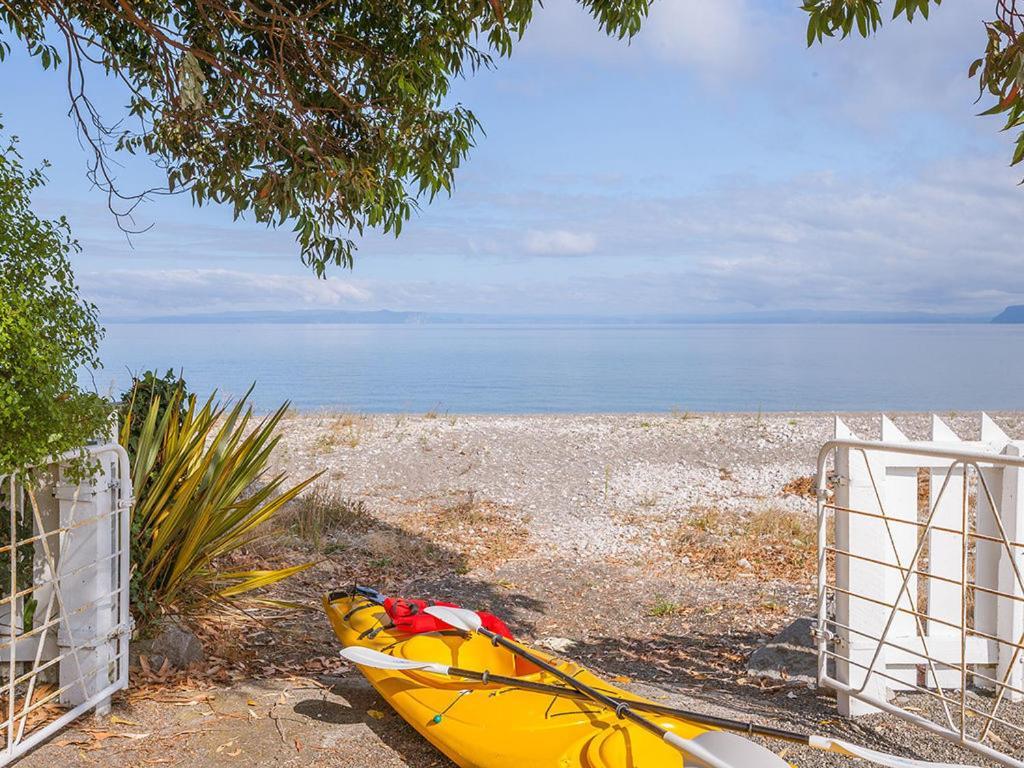 Lake Edge Cottage - Waitahanui Holiday Home ภายนอก รูปภาพ