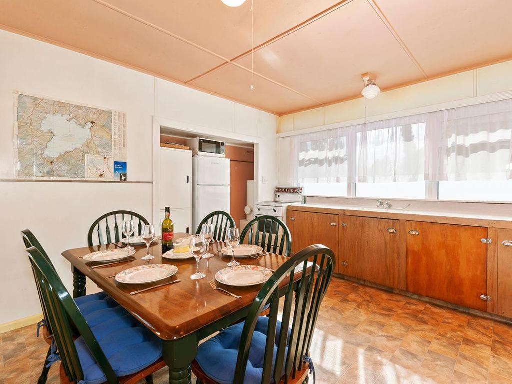 Lake Edge Cottage - Waitahanui Holiday Home ภายนอก รูปภาพ