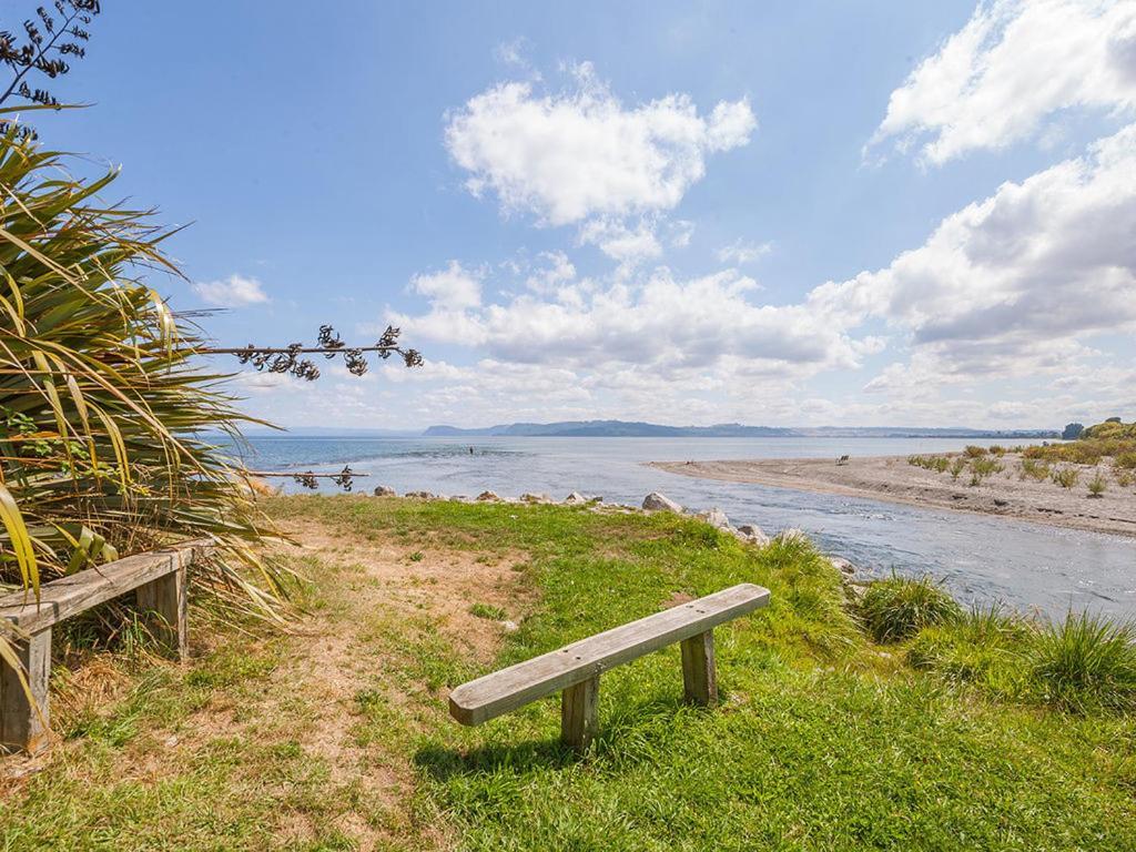 Lake Edge Cottage - Waitahanui Holiday Home ภายนอก รูปภาพ