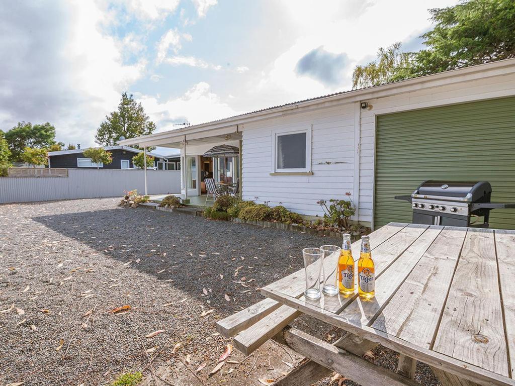 Lake Edge Cottage - Waitahanui Holiday Home ภายนอก รูปภาพ