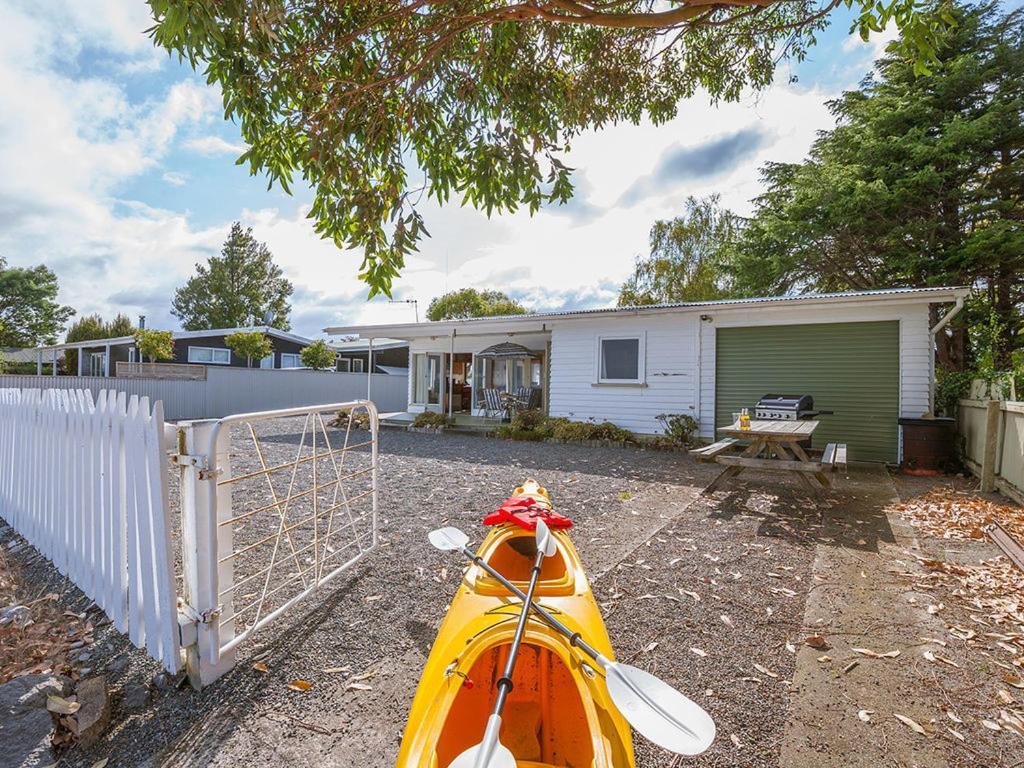 Lake Edge Cottage - Waitahanui Holiday Home ภายนอก รูปภาพ