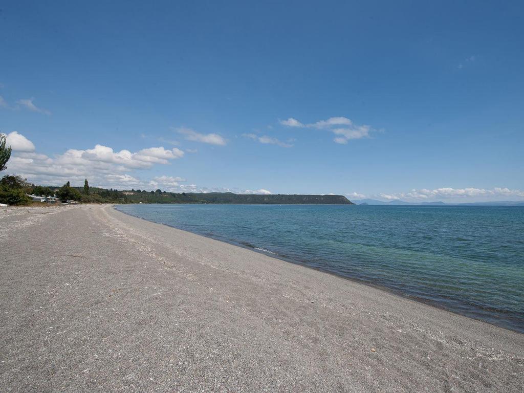 Lake Edge Cottage - Waitahanui Holiday Home ภายนอก รูปภาพ