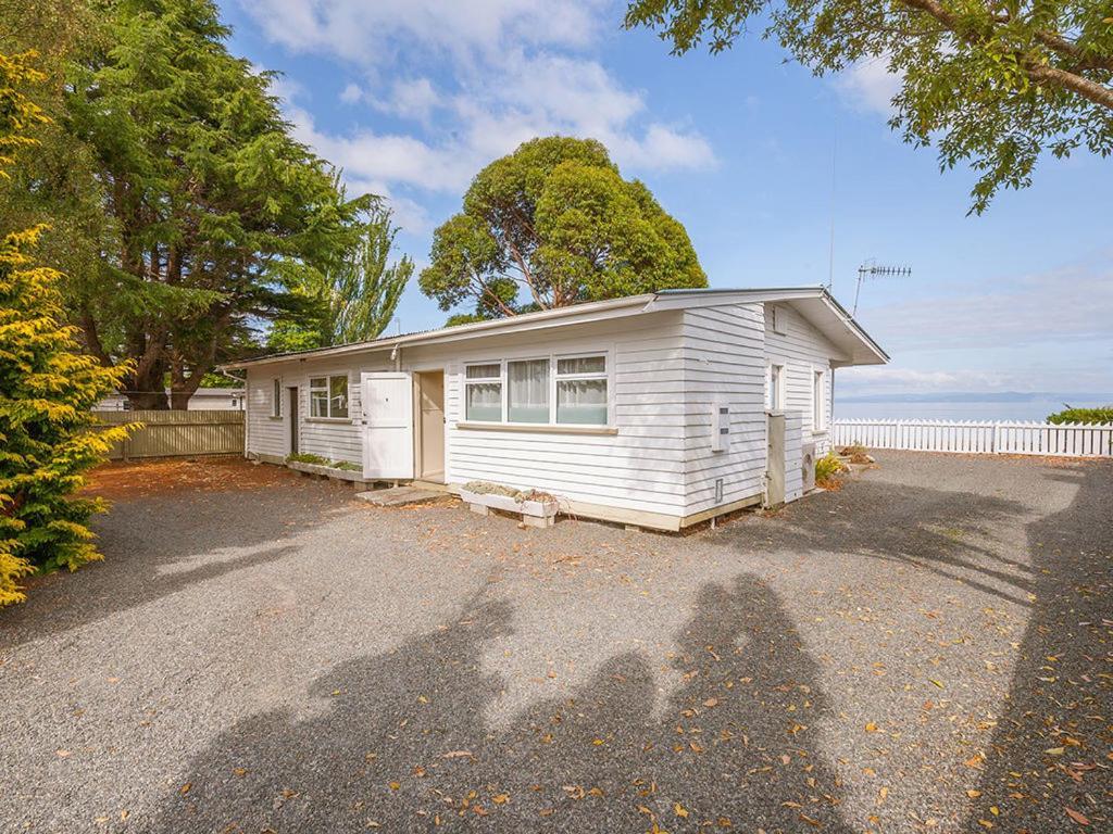 Lake Edge Cottage - Waitahanui Holiday Home ภายนอก รูปภาพ