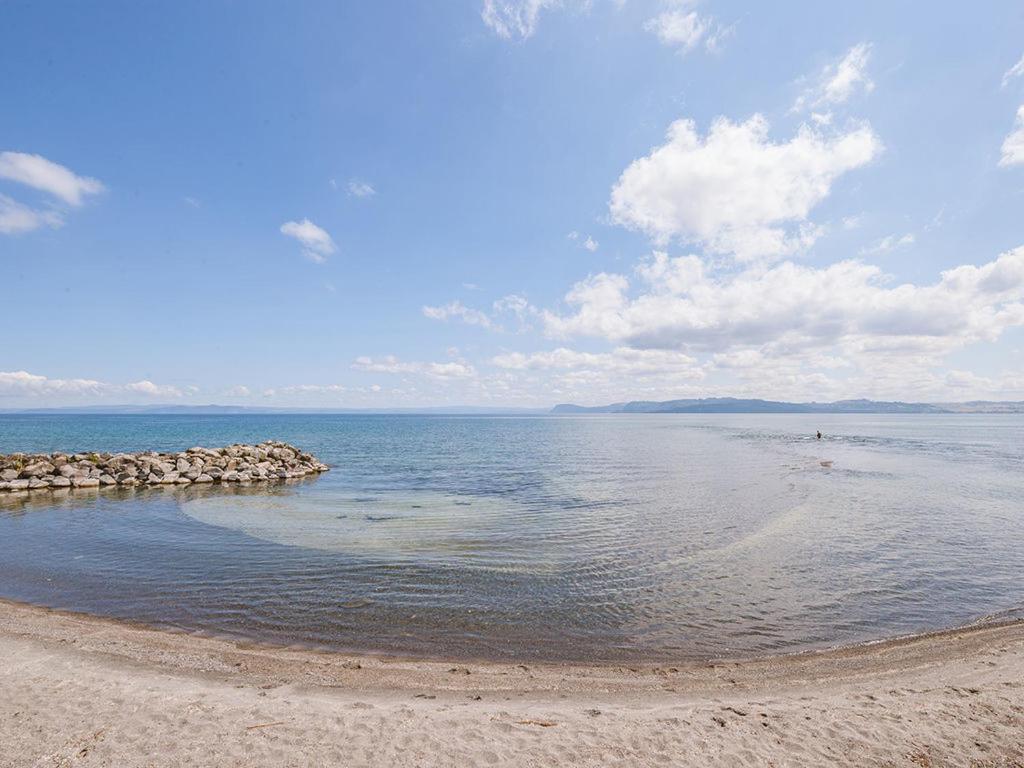 Lake Edge Cottage - Waitahanui Holiday Home ภายนอก รูปภาพ